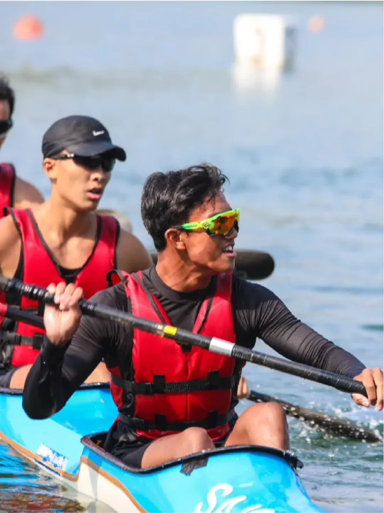 race of kayaks